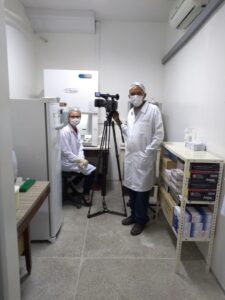Soraya e Álvaro na sala de PCR